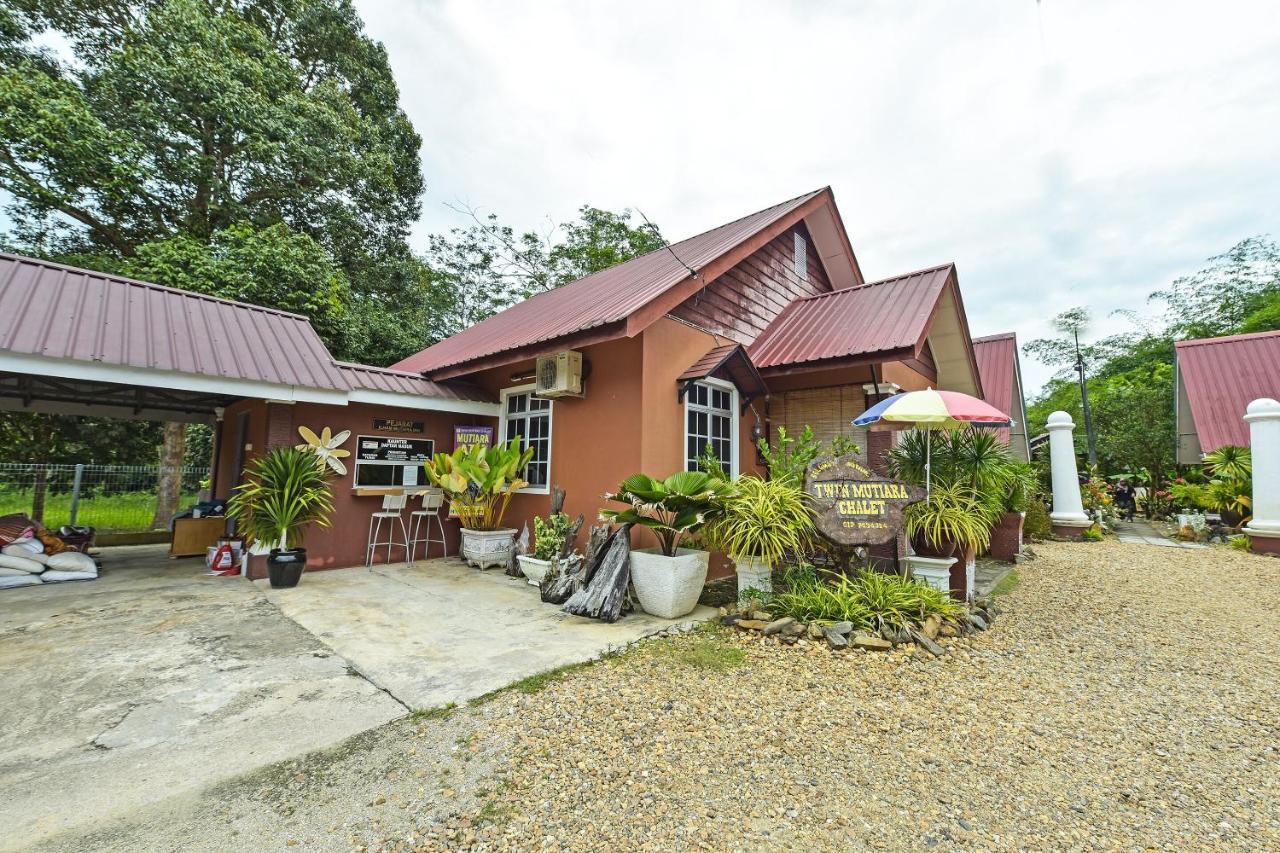 Oyo 90642 Twin Mutiara Chalet & Homestay Jeli Buitenkant foto