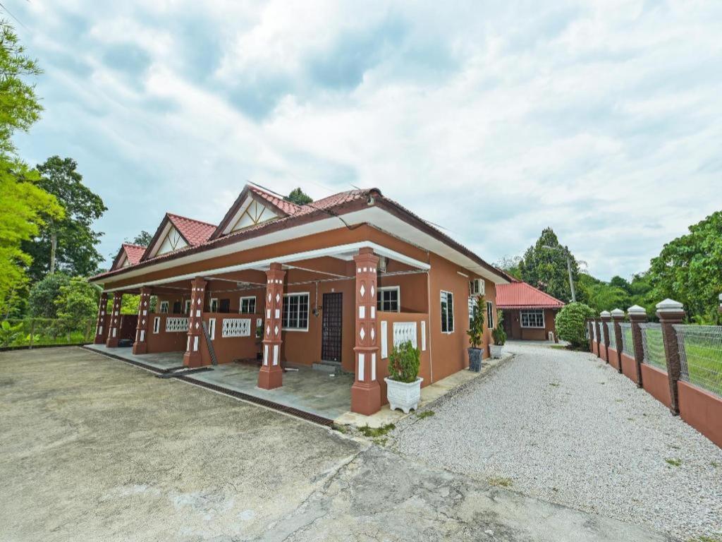 Oyo 90642 Twin Mutiara Chalet & Homestay Jeli Buitenkant foto